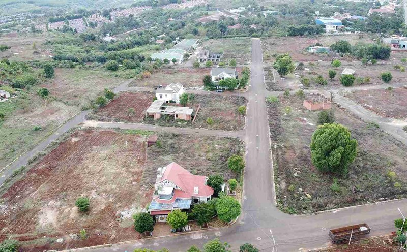 Some villas are built on agricultural land at the project of Nam Son Construction Company Limited, an investor in Dak Lak province. Photo: Nguyen Vu