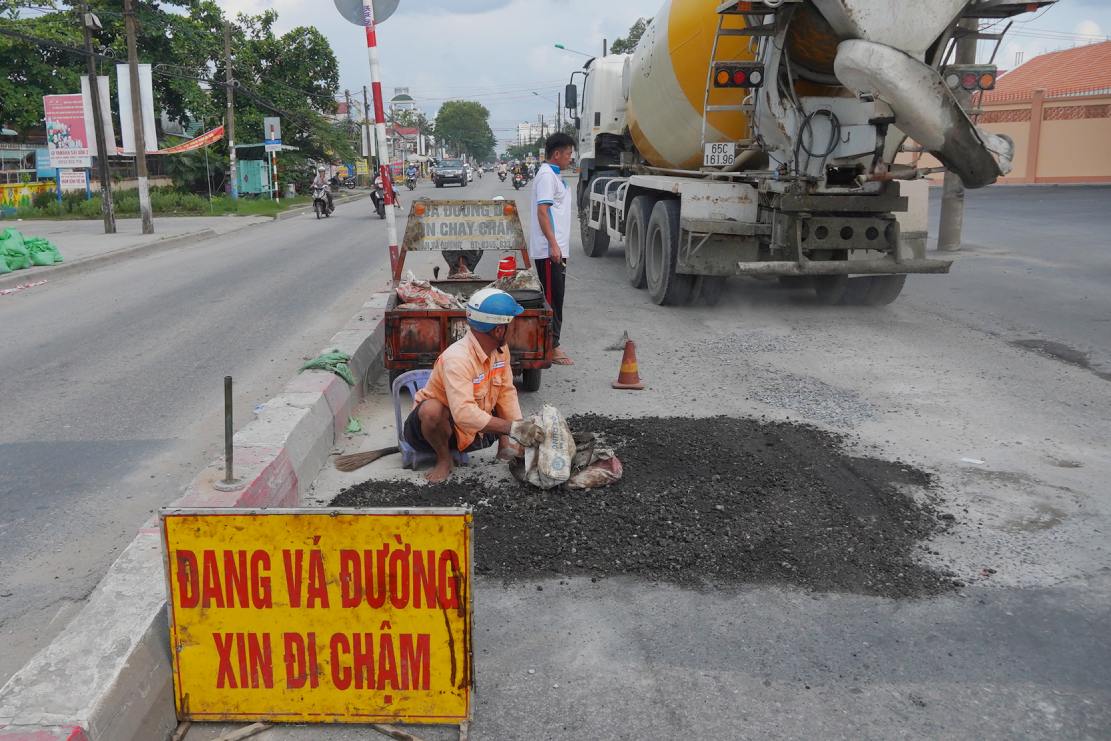 Ong Ba Dan cung nguoi than tiep tuc va lai nhung vi tri da hu hong. Anh: Ta Quang
