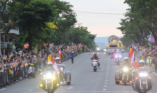 Xá lợi Đức Phật được tôn trí tại Đà Nẵng để Phật tử, người dân và du khách chiêm bái đến trưa 2.6. Ảnh: Trần Thi