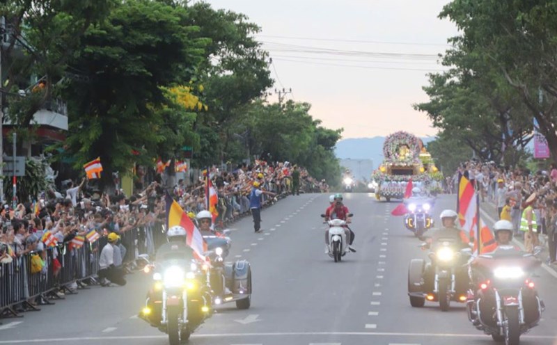 The Buddha's favor is honored in Da Nang for Buddhists, people and tourists to worship until noon on June 2. Photo: Tran Thi