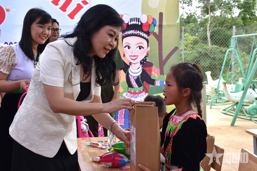 Ngo Phuong Ly's wife presented gifts to students at Huoi Un Primary School (Muong Pon commune, Dien Bien district). Photo: QDND
