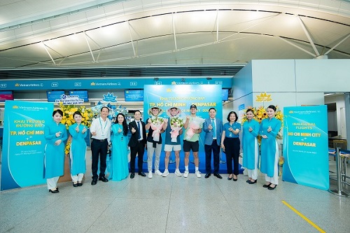 Nhan dip khai truong duong bay moi, Vietnam Airlines tang qua luu niem cho hanh khach tren chuyen bay dau tien. Anh: Vietnam Airlines