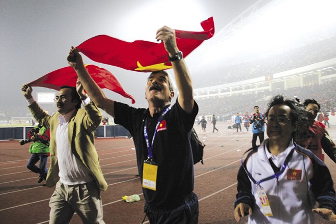 Huan luyen vien Calisto (giua) tung vo dich AFF Cup cung doi tuyen Viet Nam nam 2008. Anh: Hai Anh 