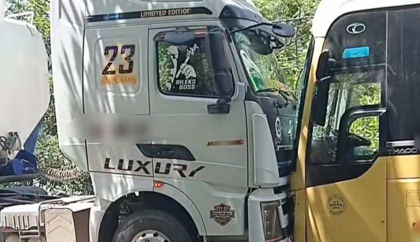 La colision entre el automovil de pasajeros y el tractor en Tuyen Quang. Foto: Thanh Huyen