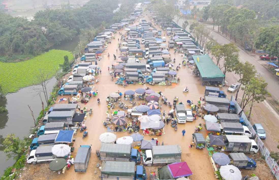 The illegal market in Bac Ninh city has been operating for a long time. Photo: Van Truong