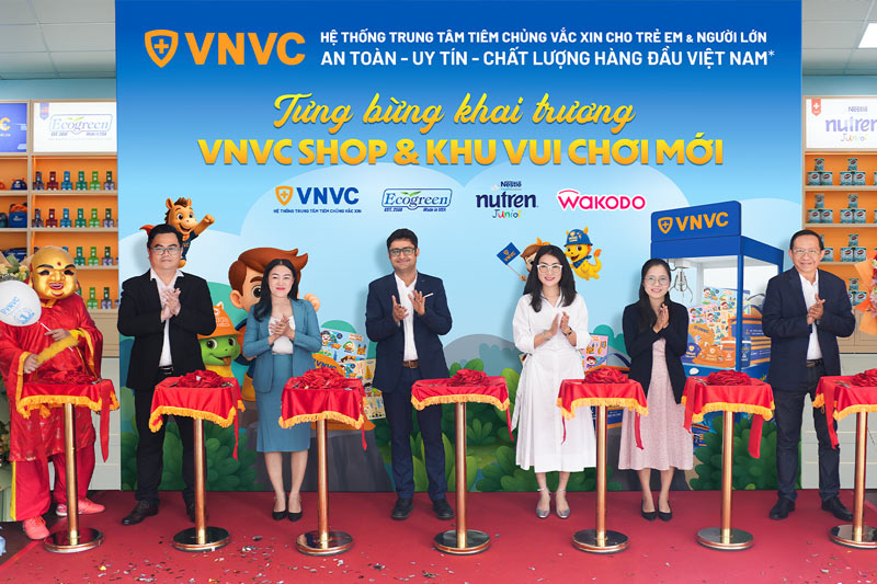He thong Trung tam tiem chung VNVC ra mat Gian hang VNVC SHOP voi cac san pham dinh duong, cham soc suc khoe hang dau. Anh: Moc Thao
