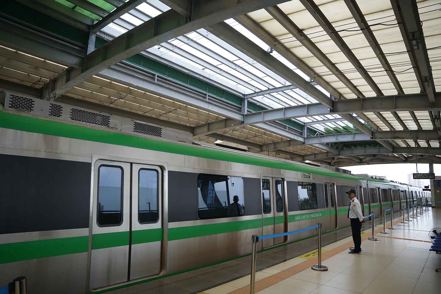 Tấm lợp mái ga Yên Nghĩa bị hư hỏng, tốc mái do bão Yagi tháng 9.2024. Ảnh: Hữu Chánh