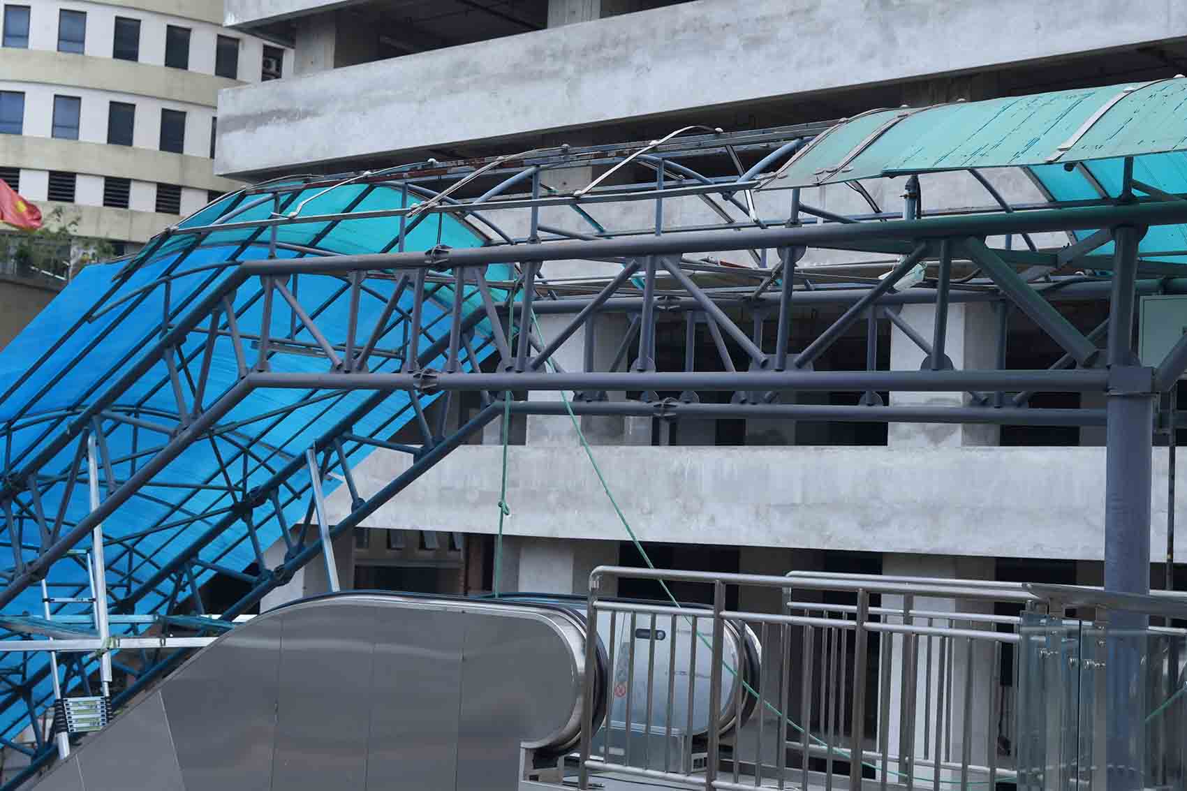 Tấm lợp mái che thang cuốn ga Văn Quán bị bong bật. Ảnh: Hữu Chánh 