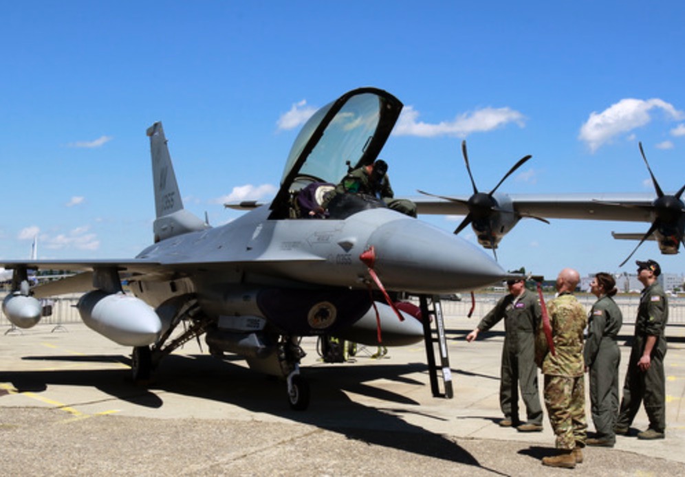 El avion F-16 ucraniano podra conectarse con el exclusivo sistema de coordinacion militar de la OTAN. Foto: Xinhua