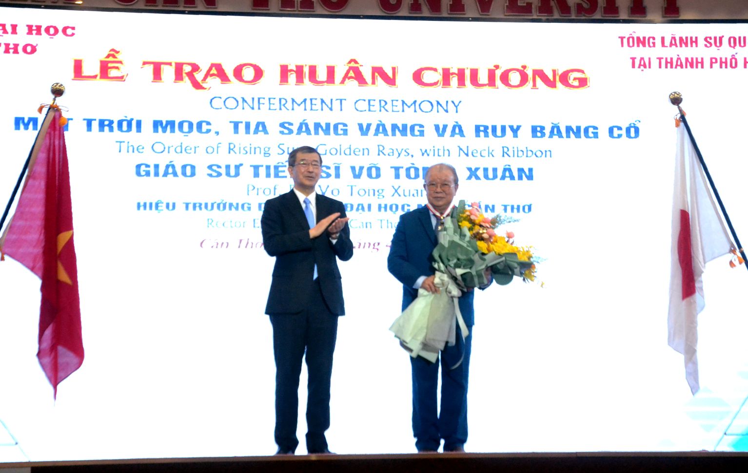 GSTS Vo Tong don nhan Huan chuong Mat troi moc, Tia sang vang va Ruy bang co - phan thuong cao quy cua Chinh phu Nhat Ban do Minh Tri Thien Hoang lap ra tu nam 1875 danh cho nhung dong gop xuat sac. Anh: Luc Tung