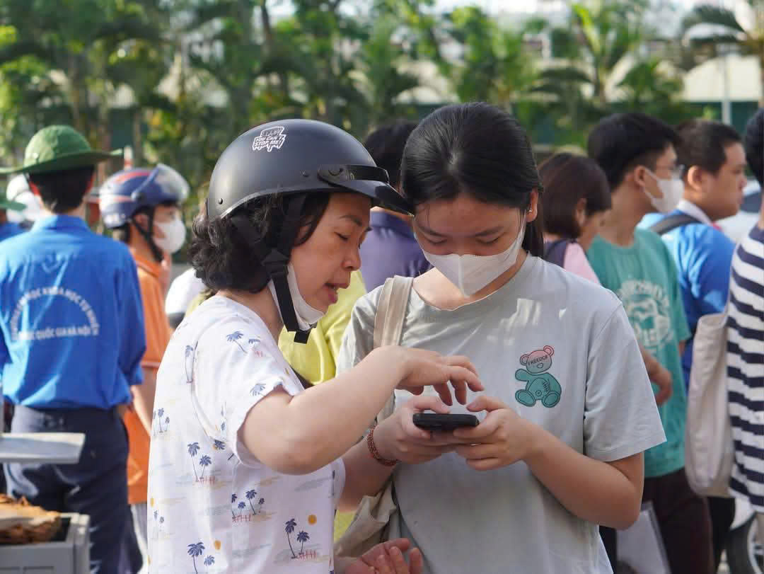 Los estudiantes toman el examen para la escuela secundaria Hanoi Foreign Lanking en la mañana 1.6. Foto: ANH DUC