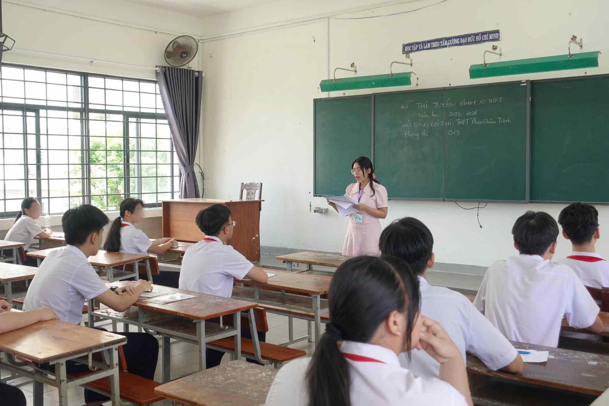 En la mañana de 1.6, mas de 11,000 candidatos en Da Nang fueron a los sitios de prueba para completar los procedimientos, escuchar la difusion de las regulaciones del examen y verificar la informacion personal. Foto: Tran Thi