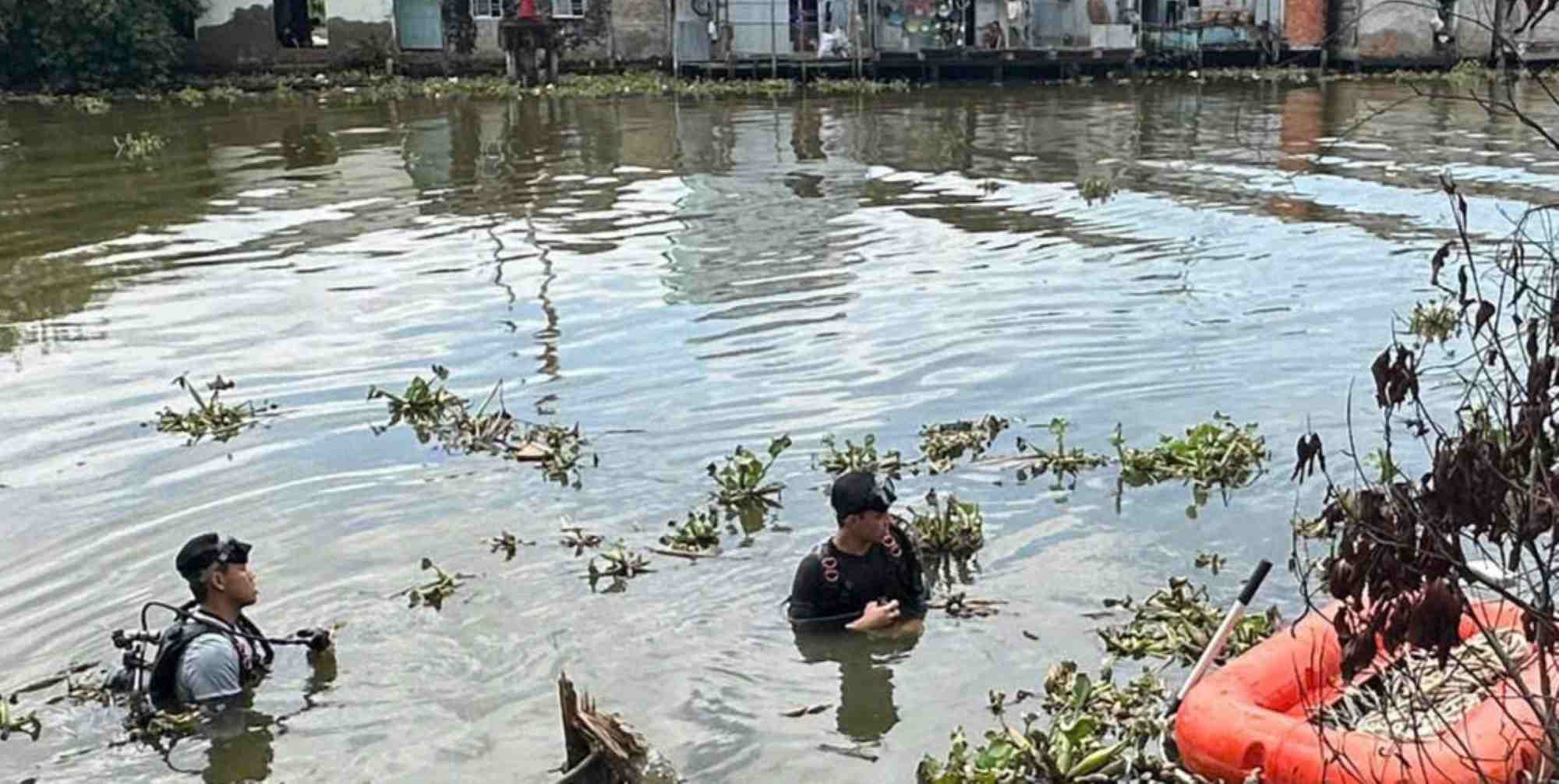 The authorities arranged to search for H at the location where he fell into the river. Photo: Nhat Ho