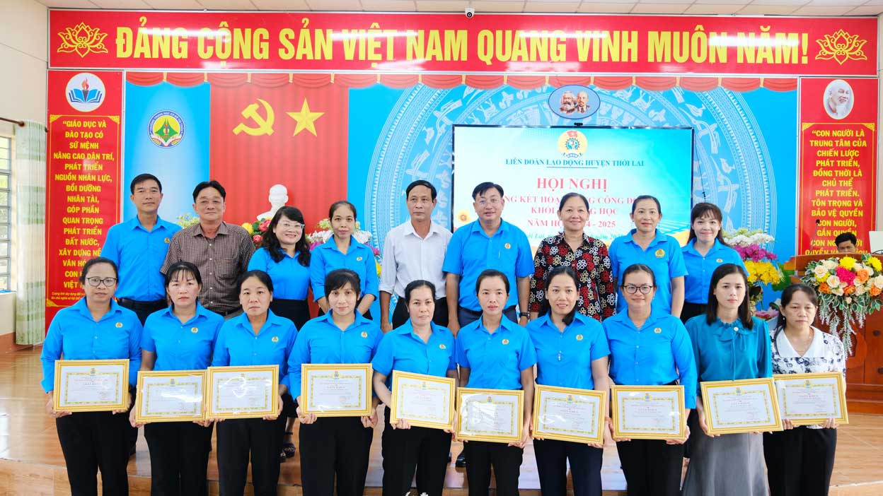 LDLD huyen Thoi Lai khen thuong nhieu ca nhan, tap the co thanh tich xuat sac trong cac phong trao thi dua. Anh: LDLD huyen Thoi Lai