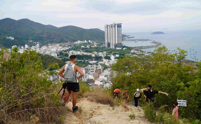 Nha Trang tourism industry will build a tourist destination for trekking on Co Tien mountain. Photo: Huu Long