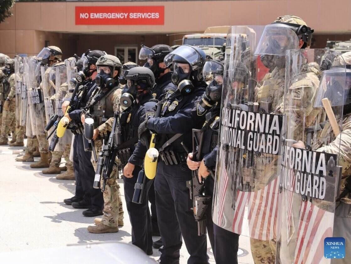 La Guardia Nacional de California y los soldados se mantuvieron guardias en el Centro Federal de Prisiones de Los Angeles, en Los Angeles, EE. UU. Foto: Xinhua