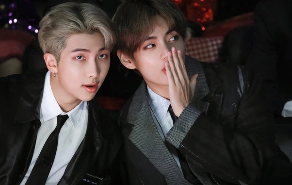 RM y V BTS. Foto: CGV Publisher