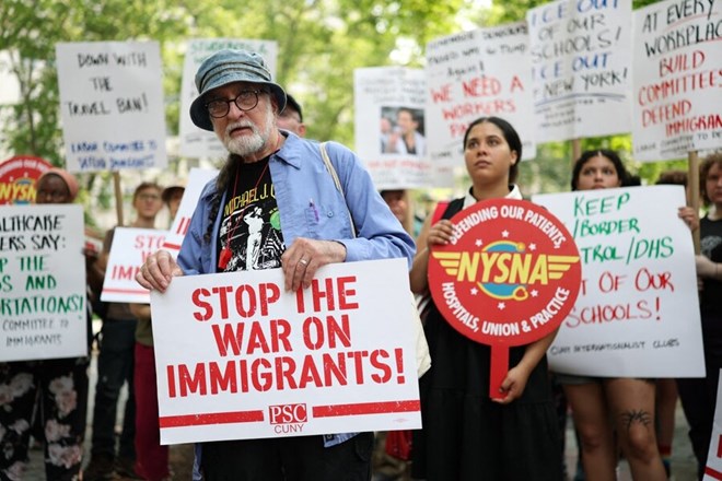 Mot cuoc bieu tinh phan doi cuoc chien chong nhap cu o New York, My ngay 6.6. Anh: AFP
