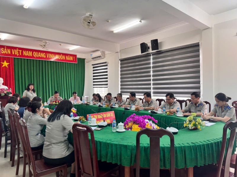 Buổi làm việc về kiểm tra công tác quản lý hồ sơ thi hành án tại Cục THADS tỉnh Vĩnh Long. Ảnh: Tổng cục THADS