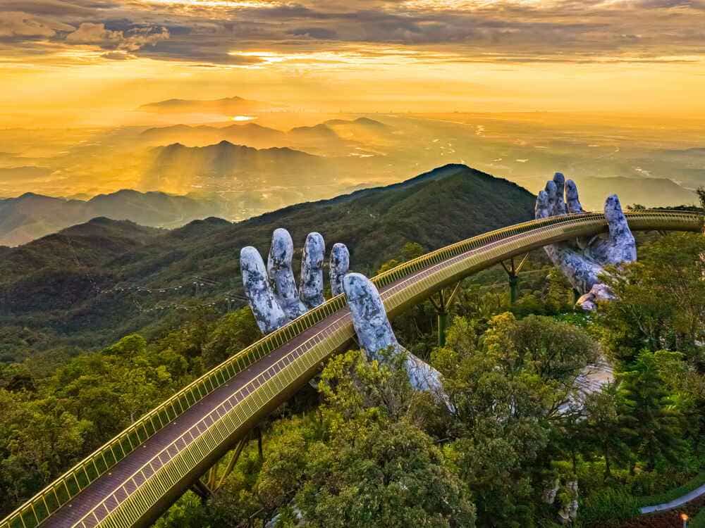 Nhiều du khách quốc tế muốn tới Đà Nẵng để tận mắt chiêm ngưỡng Cầu Vàng tại Sun World Ba Na Hills. Ảnh: Thanh Sơn
