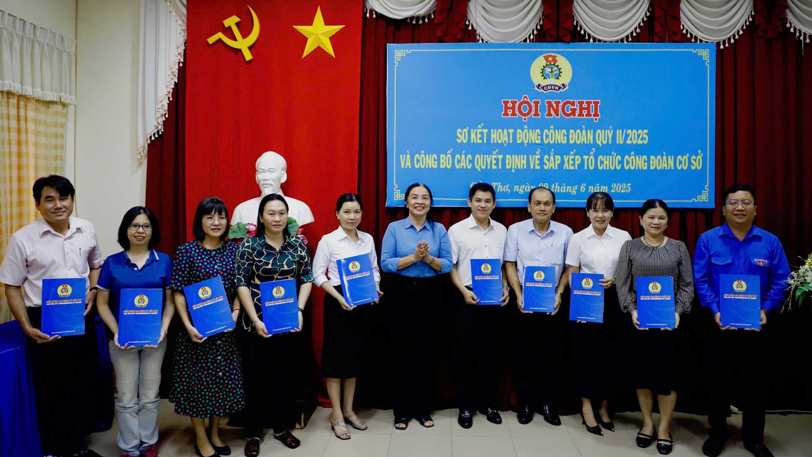 Ba Huynh Thi Hien - Pho Chu tich Thuong truc LÐLÐ TP Can Tho, Chu tich Cong doan cac co quan Ðang TP trao cac quyet dinh. Anh: LDLD TP Can Tho