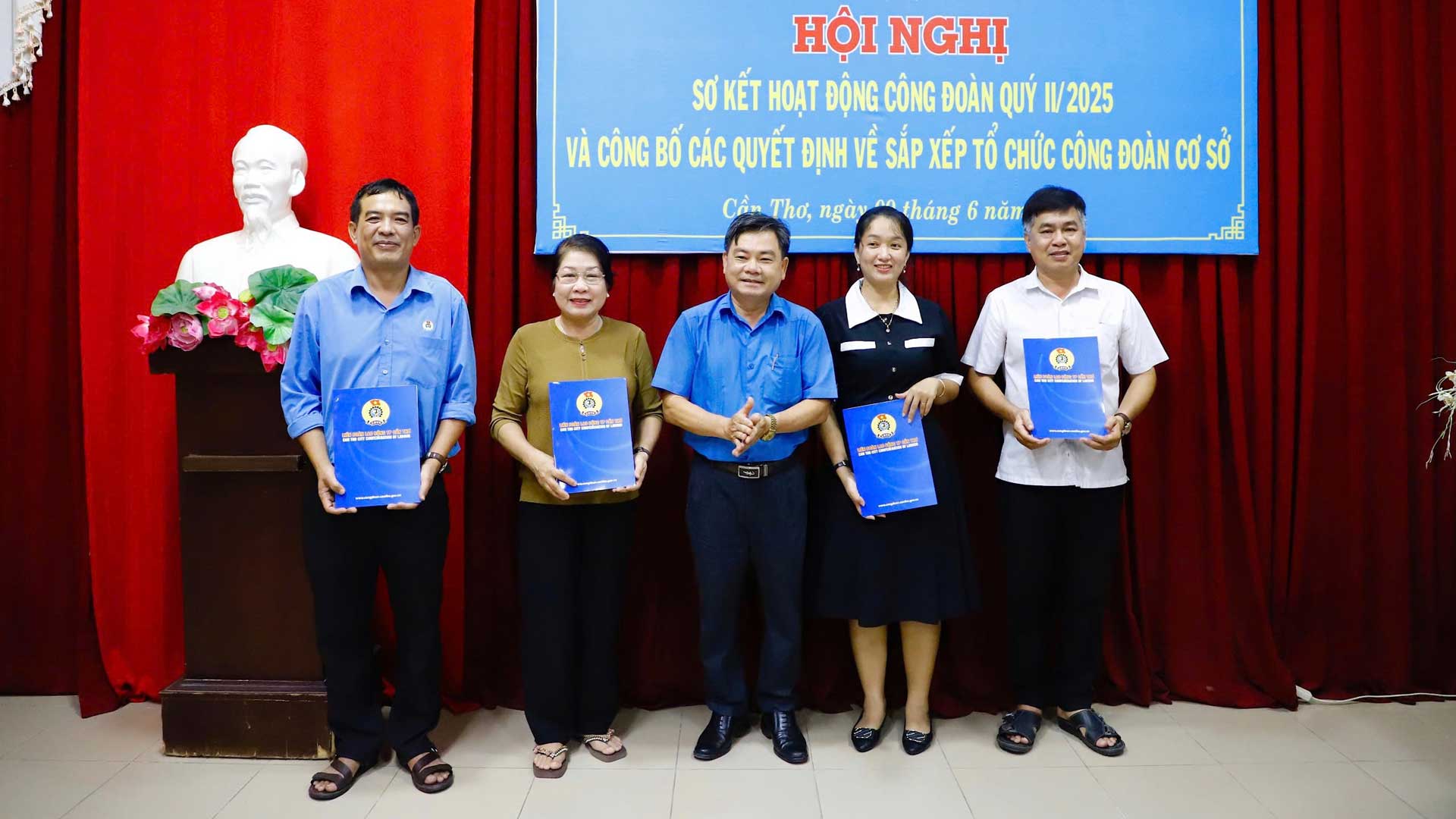 Pho Chu tich LDLD TP Can Tho Doan Van Dung trao cac quyet dinh. Anh: LDLD TP Can Tho