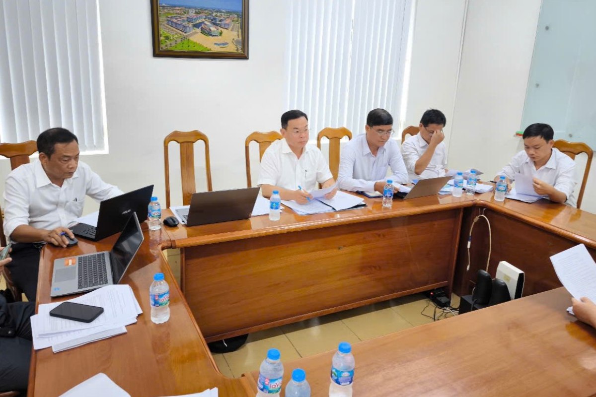 La delegacion de supervision de la Federacion Laboral de la provincia de Ba Ria - Vung Tau trabaja con la empresa. Foto: Nguyen Thong
