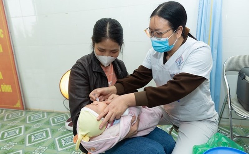 Regulations on business and working overtime for employees at Commune Health Stations are based on the Law on Civil Servants. Photo: Thuy Linh