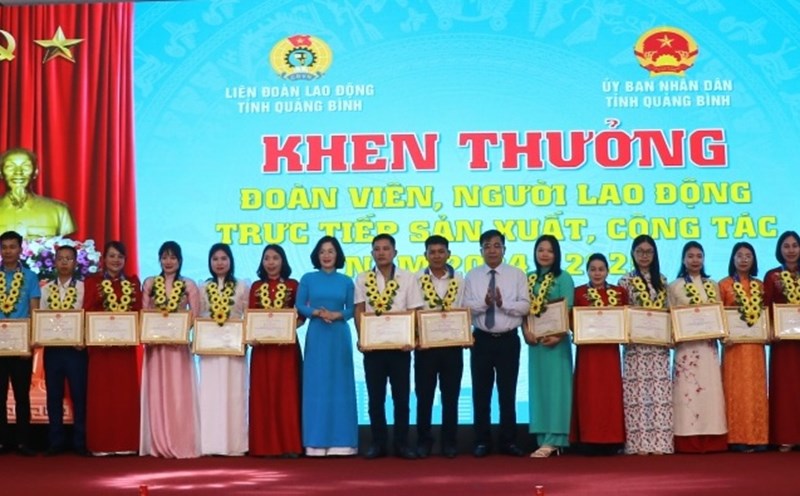 In the first 6 months of the year, many collectives and fish received compliments and rewards from the People's Committee of Quang Binh province and the Standing Committee of the Provincial Federation of Labor. Photo: Cong Sang