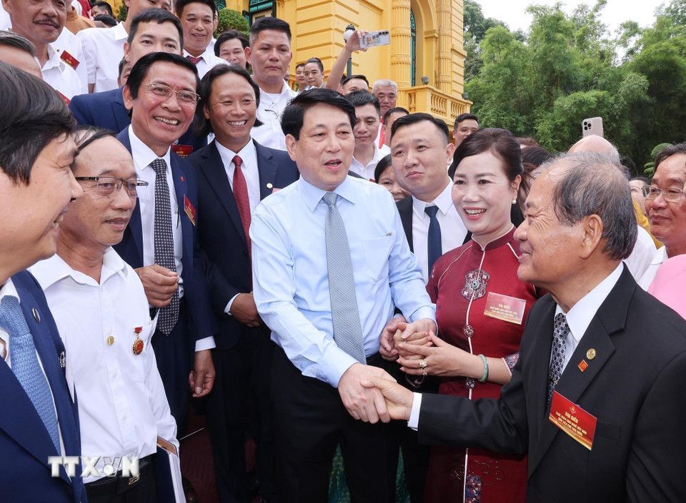 Chu tich nuoc Luong Cuong voi cac nghe nhan lang nghe tieu bieu toan quoc. Anh: Lam Khanh/TTXVN