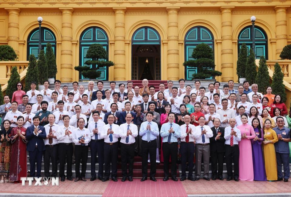 Chu tich nuoc Luong Cuong voi cac nghe nhan lang nghe tieu bieu toan quoc. Anh: Lam Khanh/TTXVN