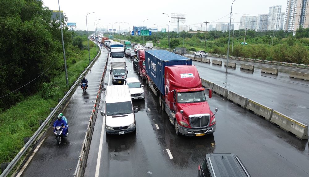 Mac du da cam xe may vao duong dan cao toc, tuy nhien theo ghi nhan nhieu nguoi dan khong biet van chay nham vao. Ảnh: Anh Tu