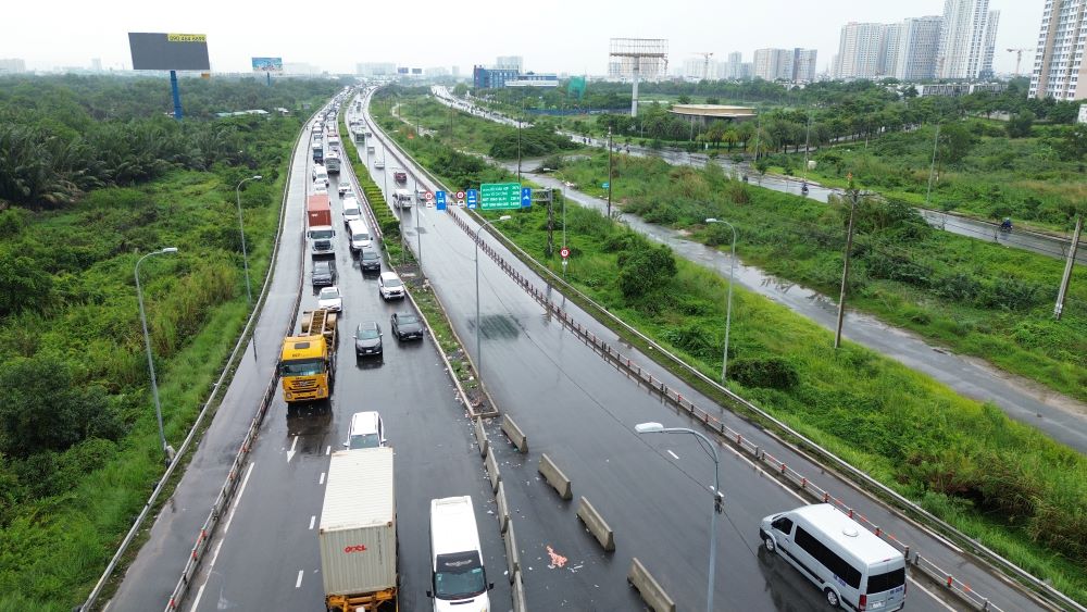 Den gan 11 gio tinh trang u u o duong dan cao toc va duong song hanh huong ve nut giao An Phu van chua co dau hieu giam. Ảnh: Anh Tu