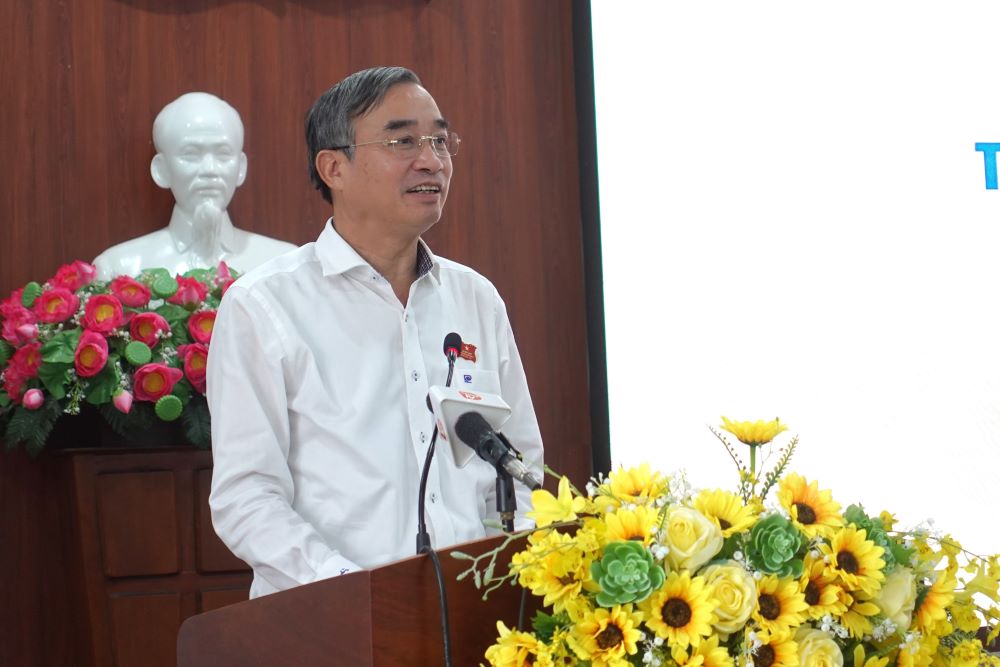 Chu tich UBND TP Da Nang Le Trung Chinh tra loi y kien cu tri. Anh: Tran Thi
