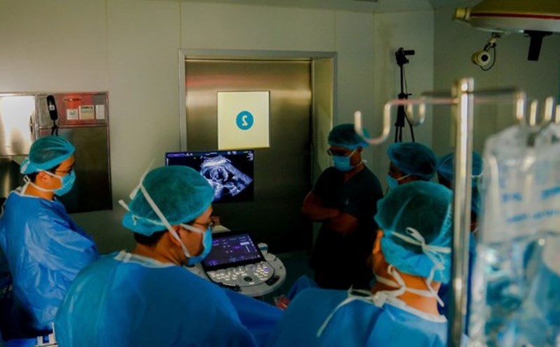 Experts from Tu Du Hospital and Children's Hospital 1 successfully performed fetal heart intervention for a Singaporean mother. Photo: Provided by Tu Du Hospital