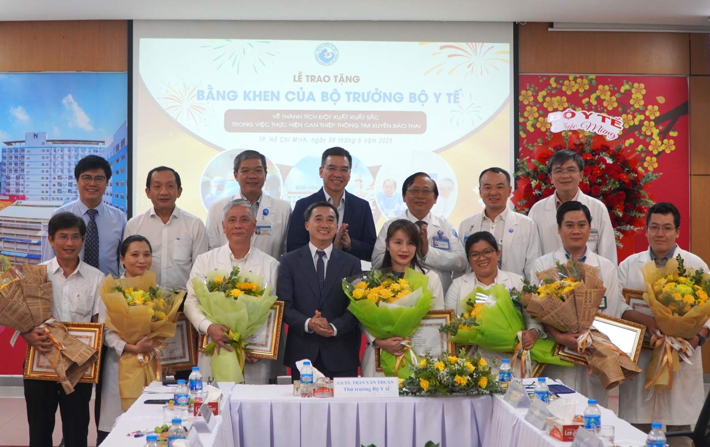 Cac bac si nhan bang khen cua Bo Y te ve thanh tich dot xuat xuat sac trong thuc hien can thiep thong tim bao thai, ngay 10.6. Anh: Thanh Chan