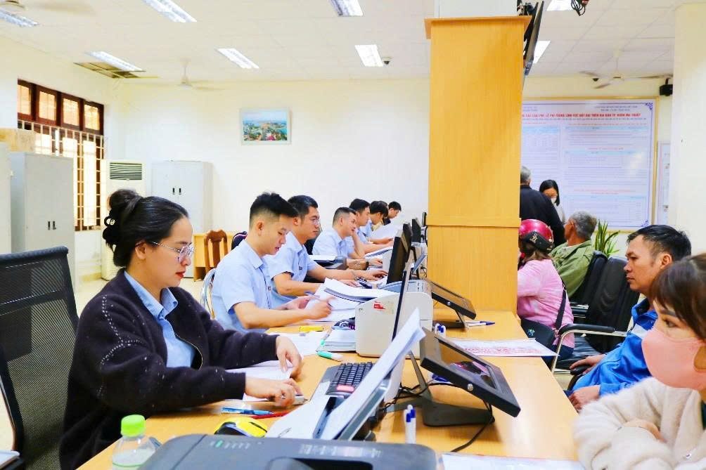 Nguoi dan giai quyet thu tuc hanh chinh o bo phan mot cua thanh pho. Anh: Long Du