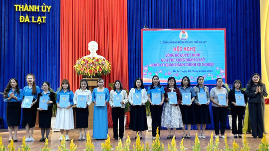 La Federacion Laboral de Da Lat City anuncio la decision de disolucion, terminando las actividades de 86 sindicatos de base. Foto: Lam Duc
