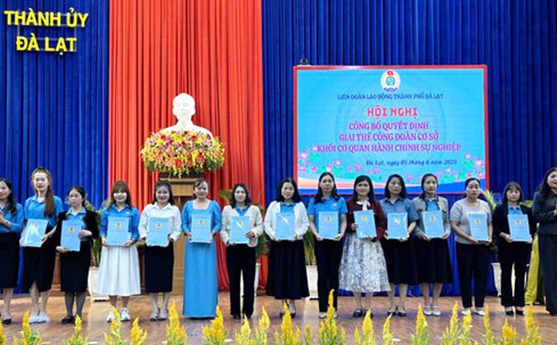 The Da Lat City Labor Federation announced the decision to dissolve and end the activities of 86 grassroots unions. Photo: Lam Duc