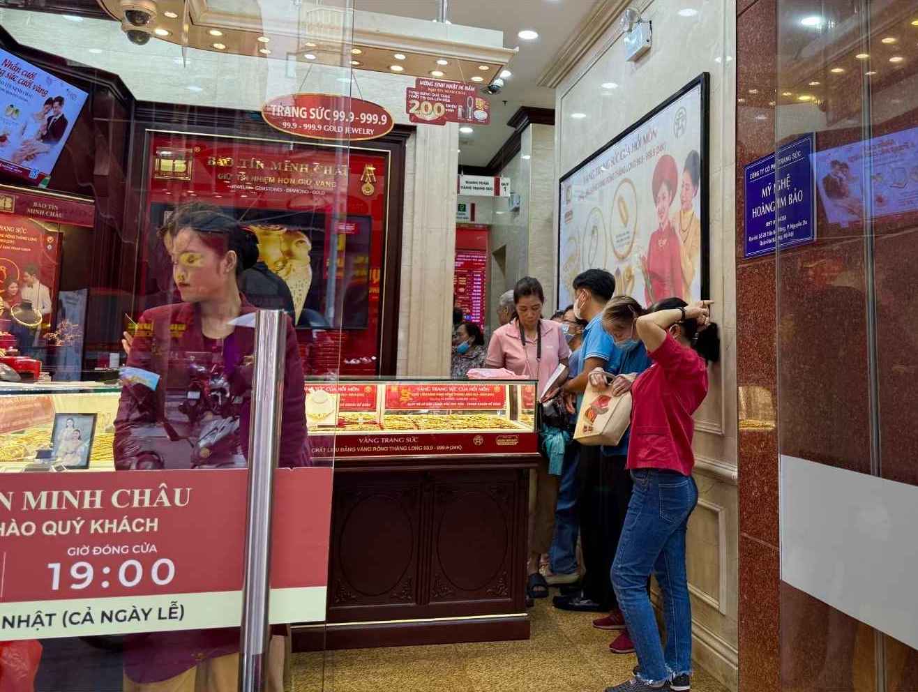 Ngay 10.6, nhieu nguoi den cua hang vang bac da quy tai Ha Noi de mua vang nhan. Anh: Phuong Anh 