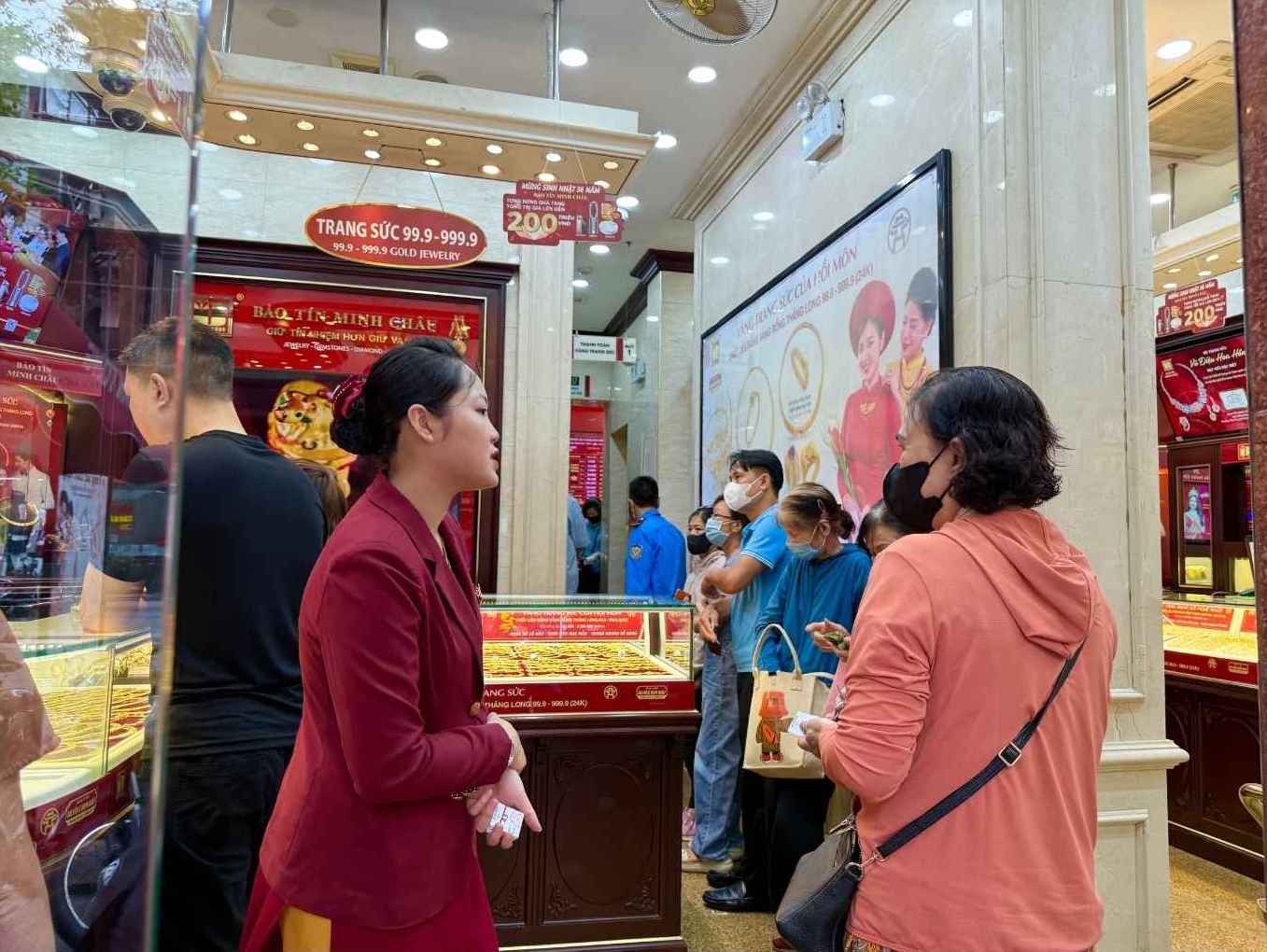 Nguoi dan lay phieu de cho mua vang. Anh: Le Ha