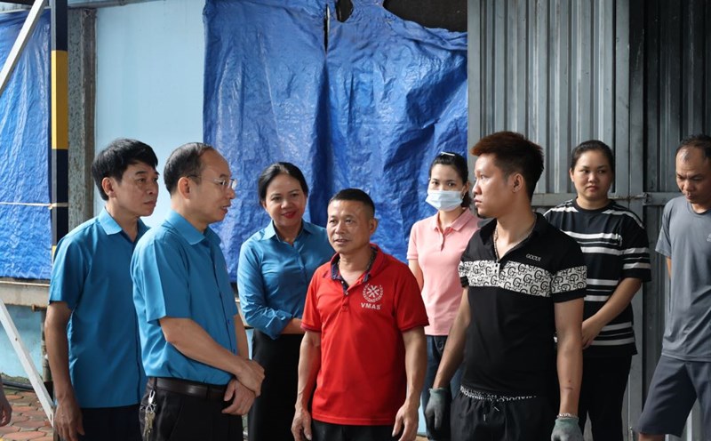 The working group visited and encouraged the collective of employees and the leadership of Nam Chau Garment Joint Stock Company. Photo: Quyet Chien