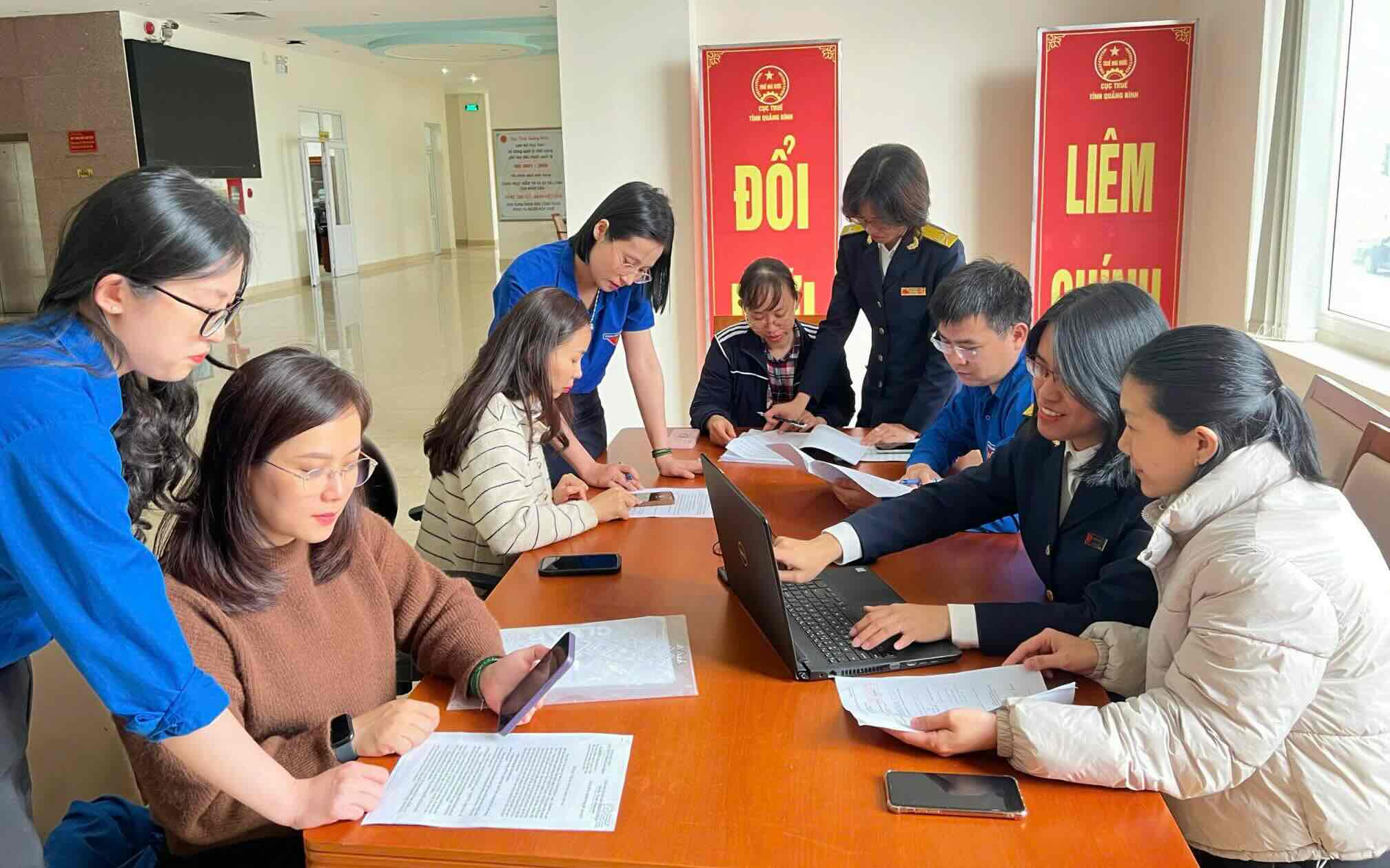 Tax officials and the Youth Union in Quang Binh support the tax settlement month for people. Photo: Phuong Thuy