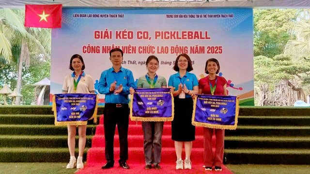A sports activity organized by the Thach That District Labor Federation on the occasion of Workers' Month 2025. Photo: Hai Yen