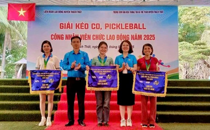 A sports activity organized by the Thach That District Labor Federation on the occasion of Workers' Month 2025. Photo: Hai Yen