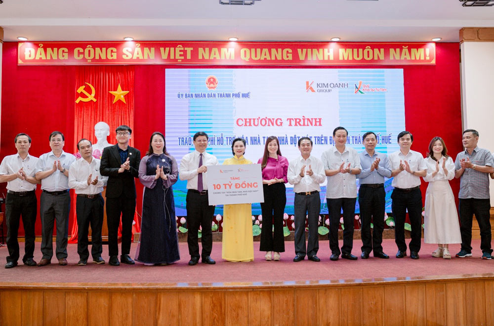 Kim Oanh Group and the Tu Tam Startup Fund donated 10 billion VND to support the program to eliminate temporary and dilapidated houses in Thua Thien Hue.