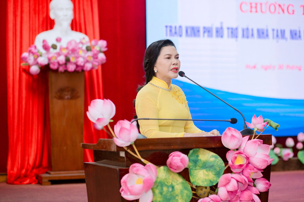 Chu tich Kim Oanh Group – Ba Dang Thi Kim Oanh phat bieu tai buoi le trao tang.