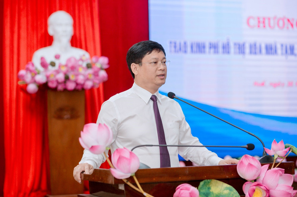 Ong Nguyen Thanh Binh - Pho Chu tich Thuong truc UBND Thanh pho Hue gui loi cam on den Tap doan Kim Oanh va Quy Khoi Su Tu Tam.