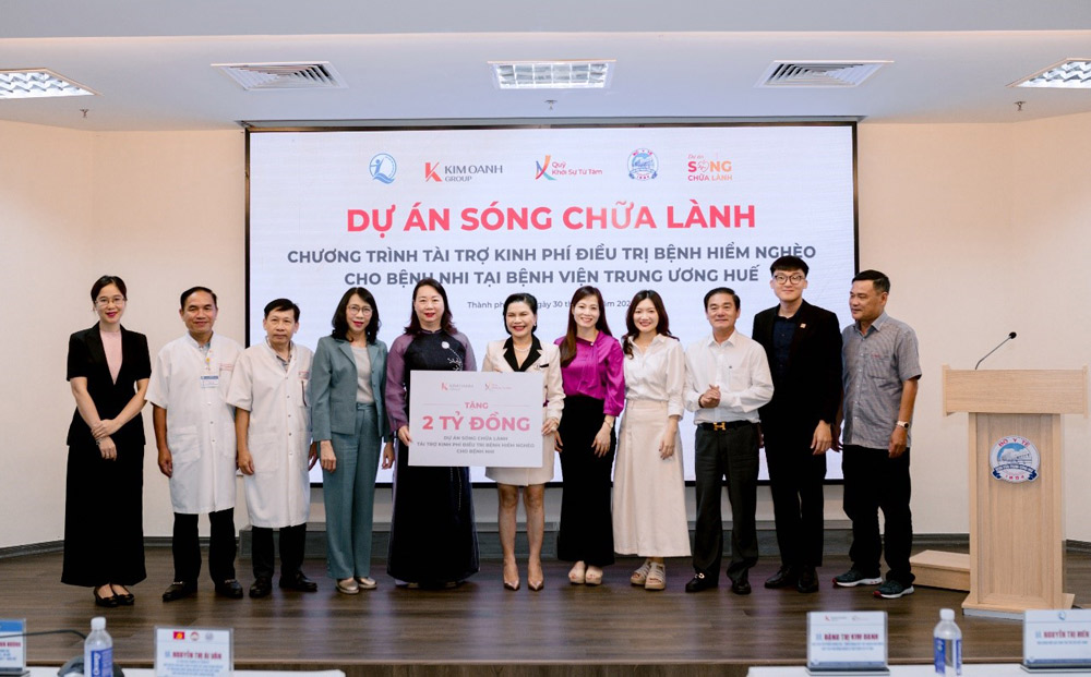 Kim Oanh Group va Quy Khoi Su Tu Tam trao 2 ti dong ho tro benh nhi tai Benh vien Nhi Trung uong Hue thong qua du an “Song Chua Lanh”.