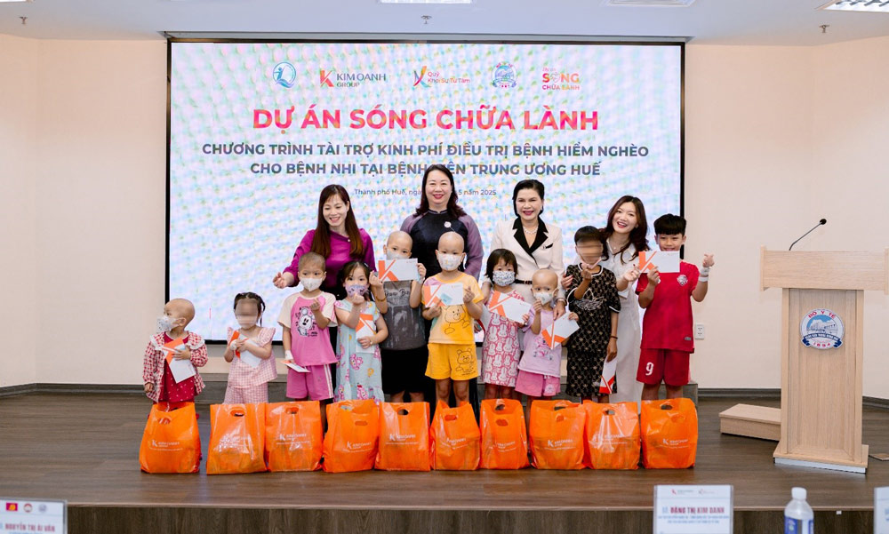 Lanh dao Tap doan Kim Oanh trao qua cho cac be nhan dip Quoc te Thieu nhi 1.6.